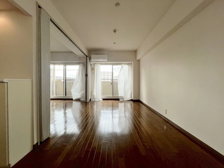 居間 忙しく過ぎゆく日常を置き去るほど、ゆったりした時間が流れるリビング。