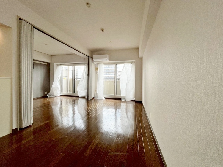 居間 居心地の良い空気感は、暮らしのステージを彩り、心からのやすらぎと満足感を与えてくれます。