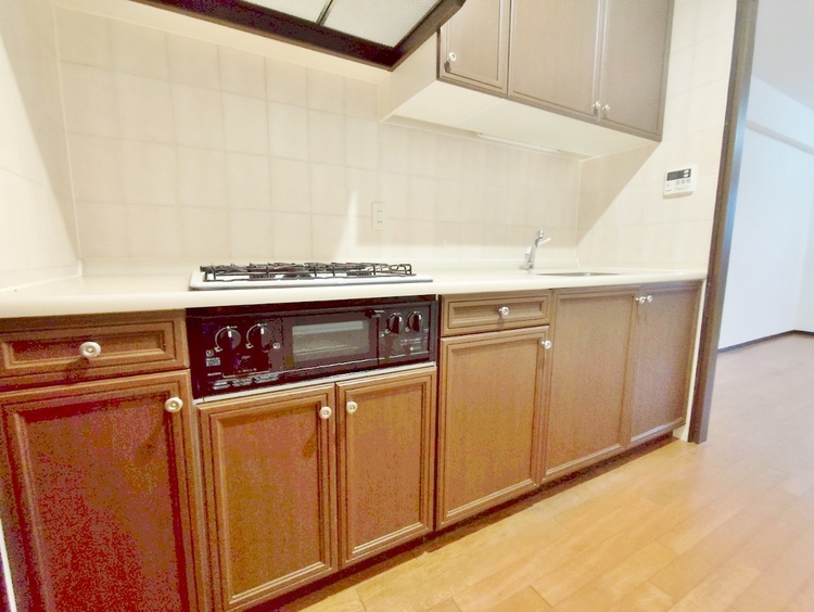 キッチン スマートな意匠と充実の機能を備えたキッチンが、暮らしにおいしい彩りを添えます。