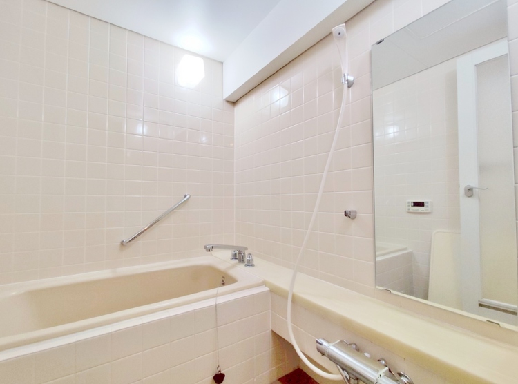 風呂 一日の疲れを癒すバスルームは、心地よいリラックスを叶える清潔感溢れる空間です。