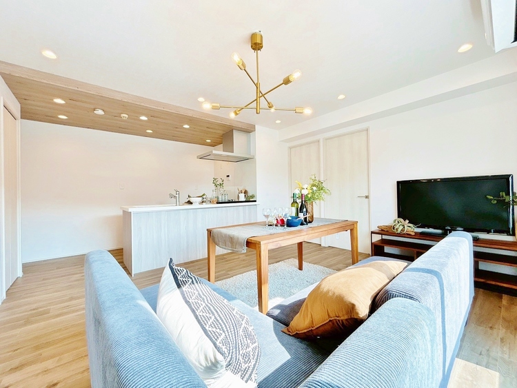 居間 居心地の良い空気感は、暮らしのステージを彩り、心からのやすらぎと満足感を与えてくれます。