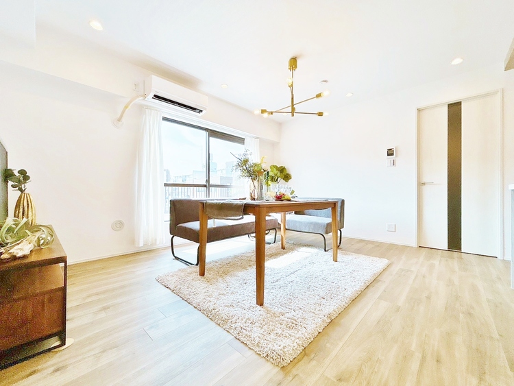 居間 快適に過ごす毎日を求めて、暮らしの中でご自身の「マイホーム」に創り上げてください。