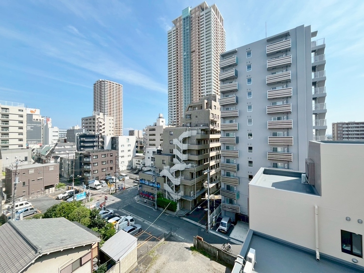 バルコニー 窓を開けると広がる青空。心をリフレッシュして日々を過ごしていきましょう。