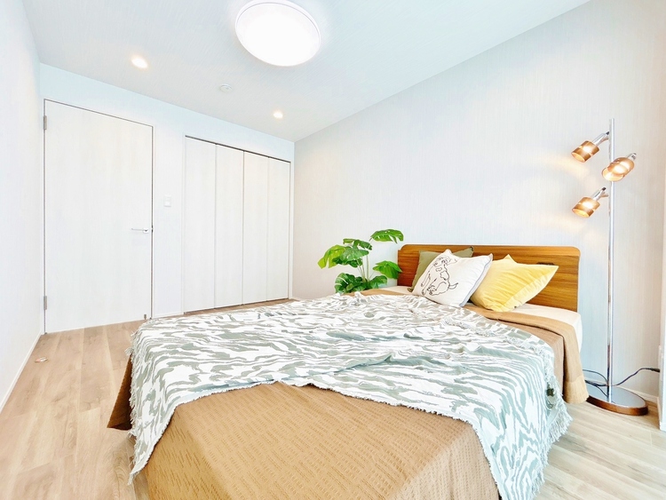 寝室 ベッドも十分に設置するスペースがあります。