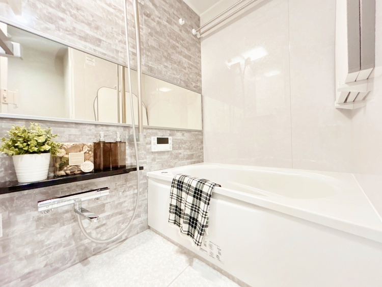 風呂 一日の疲れを癒すバスルームは、心地よいリラックスを叶える清潔感溢れる空間です。