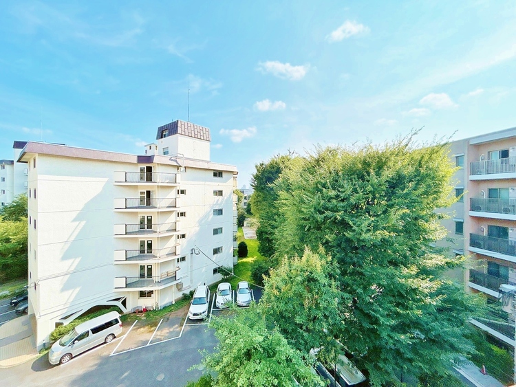 バルコニー 窓を開けると広がる青空。心をリフレッシュして日々を過ごしていきましょう。