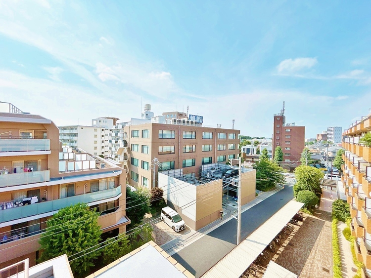 バルコニー 頬をなでる、優しい風を感じることが出来ます。