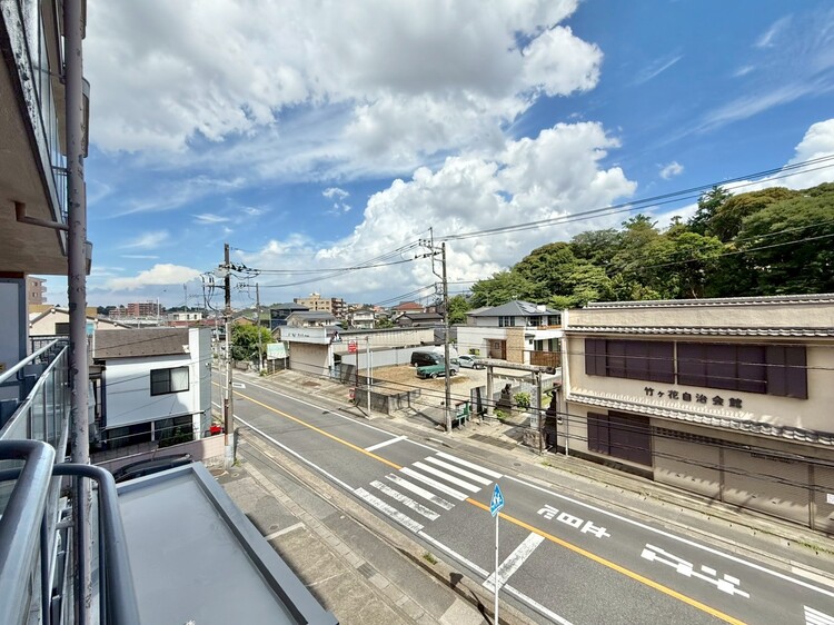 バルコニー 窓を開けると広がる青空。心をリフレッシュして日々を過ごしていきましょう。