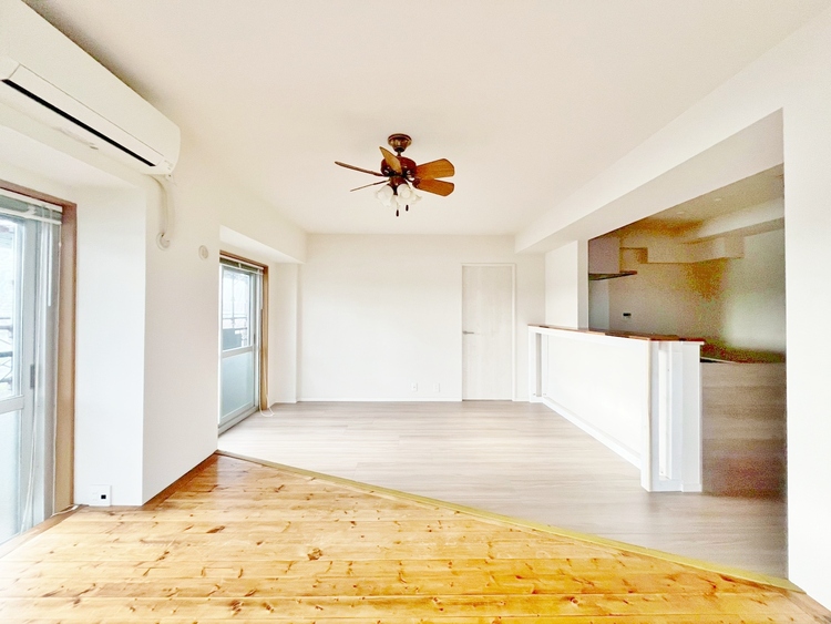 居間 忙しく過ぎゆく日常を置き去るほど、ゆったりした時間が流れるリビング。