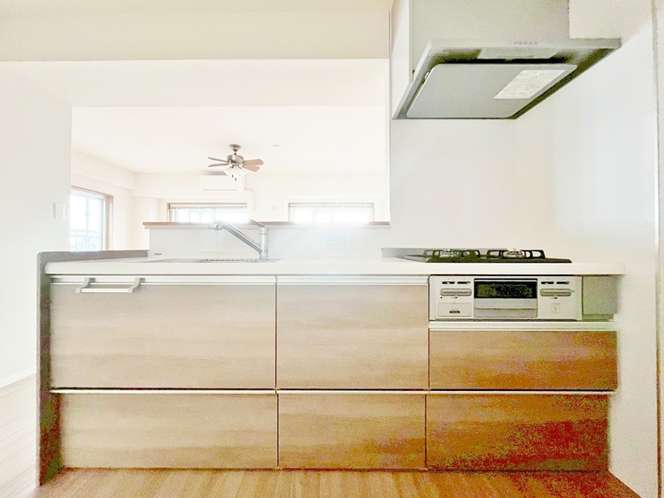 キッチン スマートな意匠と充実の機能を備えたキッチンが、暮らしにおいしい彩りを添えます。