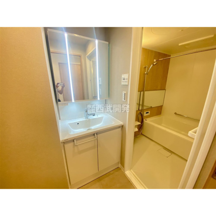 洗面 機能的でありながらシンプルなスタイルの洗面化粧台です。全収納型のミラーキャビネットで細かいものもスッキリ収納できます。