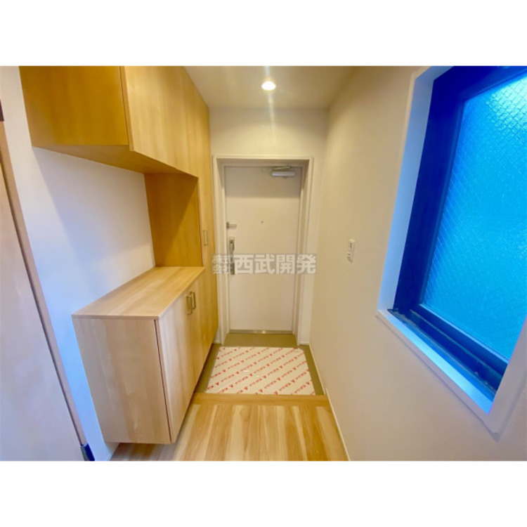 玄関 大きなシューズボックス。中の棚板は可動式なのでブーツや長靴なども楽々収納できます。