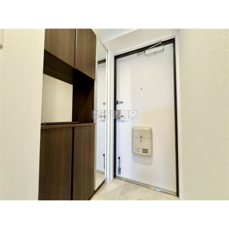 玄関 シューズボックスには鏡が付いているので、外出前の身支度チェックができます。