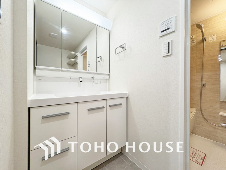 洗面 白を基調とした清潔感のある洗面室で朝の身支度を