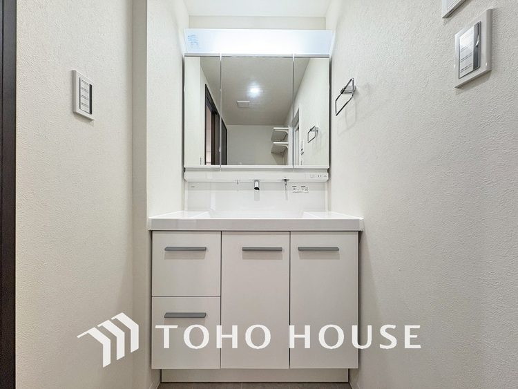 洗面 洗面台には三面鏡を採用。身だしなみを整えやすく収納量も良好です