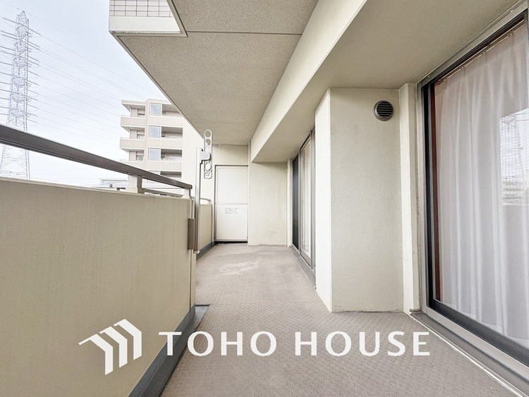 バルコニー 日当たりの良いバルコニーで晴れの日の洗濯物も楽しみになりますね