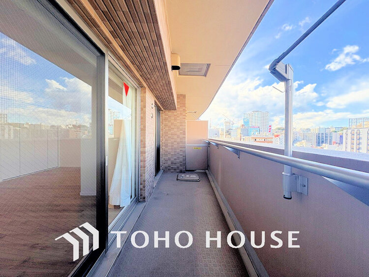 バルコニー 日当たりの良いバルコニーで晴れの日の洗濯物も楽しみになりますね