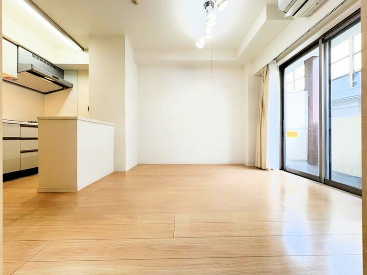 内装 大きな窓があるリビングは、たくさんの陽射しをお部屋に取り入れます(現地には家具があります)