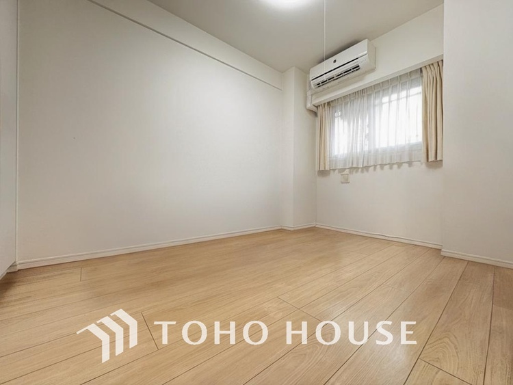 内装 採光もある洋室は、くつろぎのひと時を過ごすのにぴったり(現地には家具があります)