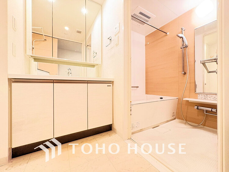 洗面 白を基調とした清潔感のある洗面室で朝の身支度を