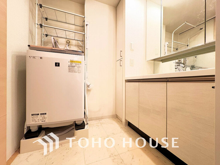 洗面 洗面台には三面鏡を採用。身だしなみを整えやすく収納量も良好です