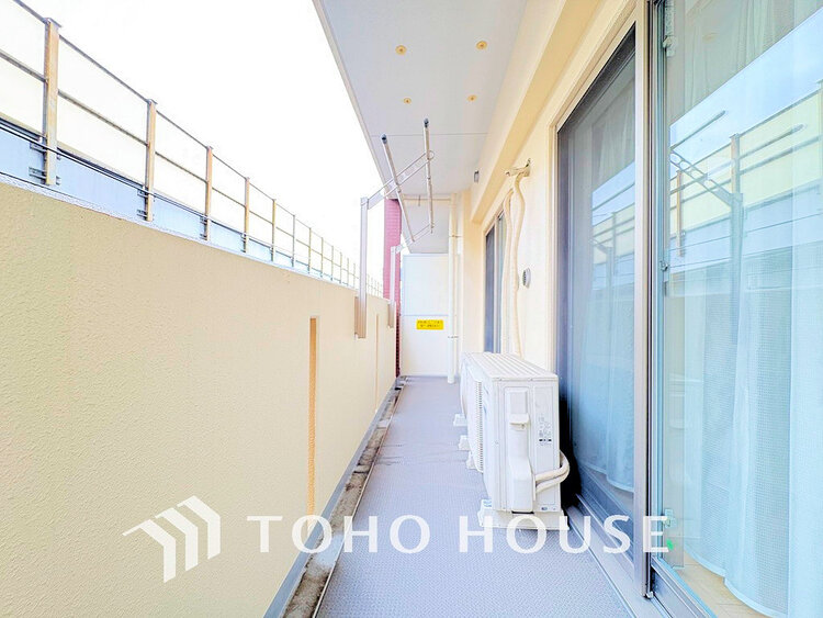 バルコニー 日当たりの良いバルコニーで晴れの日の洗濯物も楽しみになりますね