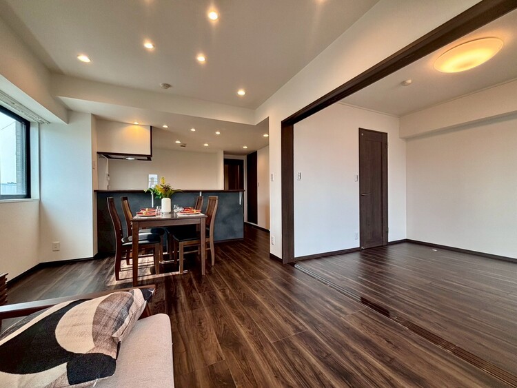 居間 落ち着いた雰囲気に包まれて、伸びやかな空間。