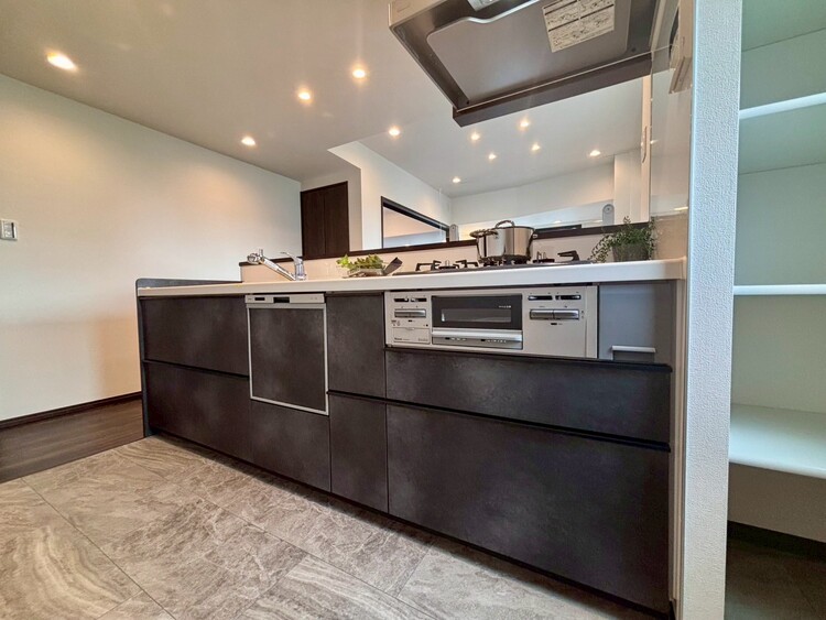 キッチン 使いやすくスタイリッシュなキッチン空間になっております。