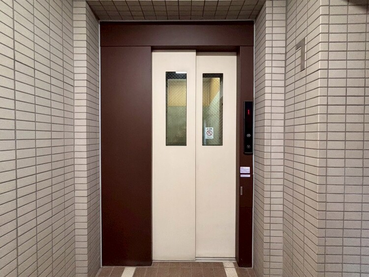 設備 共用部の階段です。明るく清潔に管理されています。