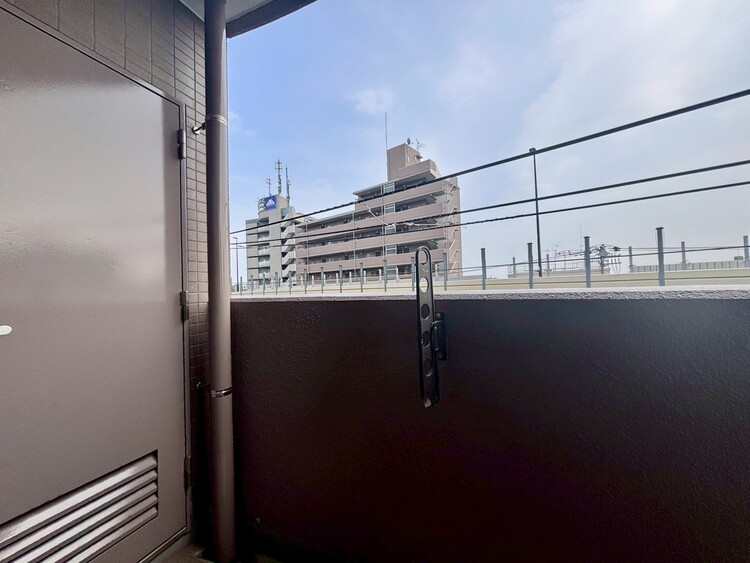 バルコニー 朝の澄んだ空気や、夕方に吹く清々しい風を感じられるバルコニー。