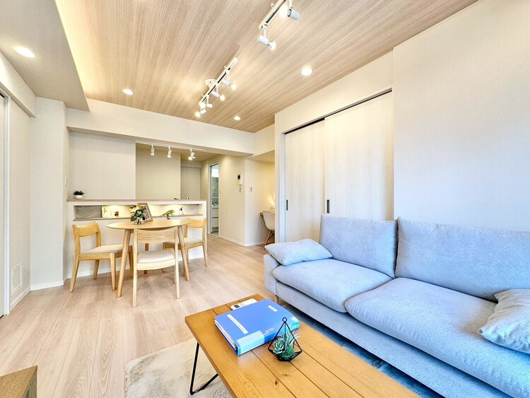 居間 シンプルな内装と偏り過ぎないデザインで統一しました。