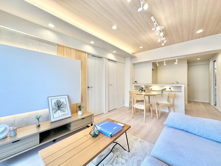 居間 落ち着いた雰囲気に包まれて、伸びやかな空間。