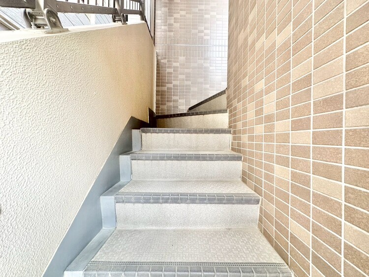 設備 共用部の階段です。明るく清潔に管理されています。