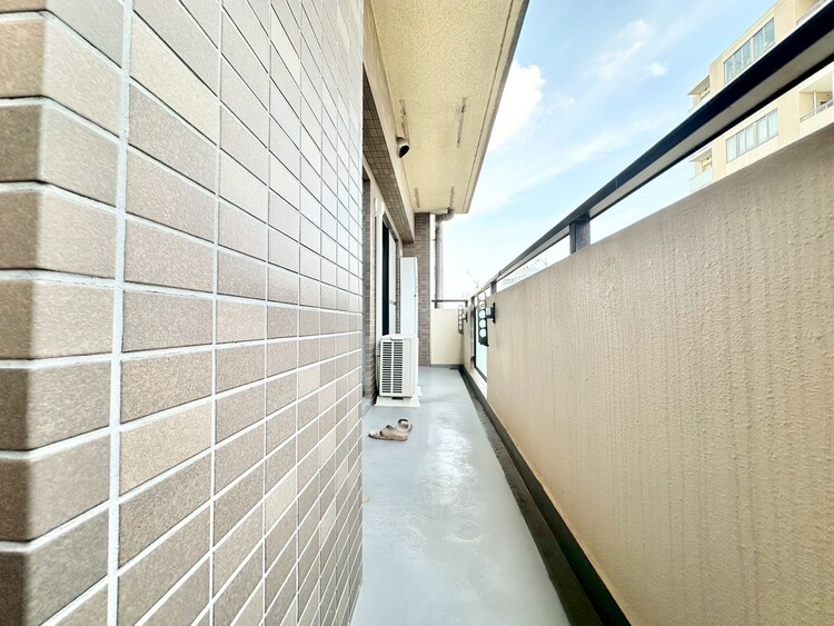 バルコニー 朝の澄んだ空気や、夕方に吹く清々しい風を感じられるバルコニー。