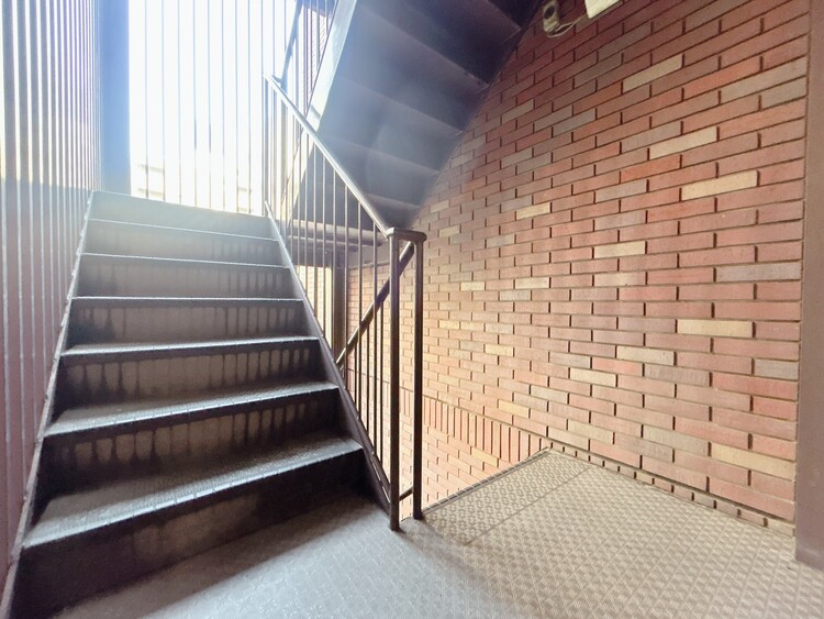 設備 共用部の階段です。明るく清潔に管理されています。