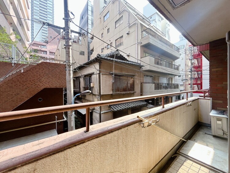 バルコニー 朝の澄んだ空気や、夕方に吹く清々しい風を感じられるバルコニー。