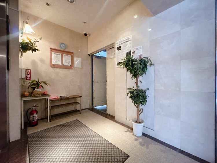 エントランス 綺麗に整備されており、行き届いた管理体制をうかがわせます。