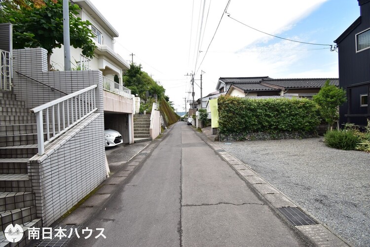 外観 【前面道路】南西向きの前面道路幅は約4.1ｍです！交通量の少ない静かな住環境です♪