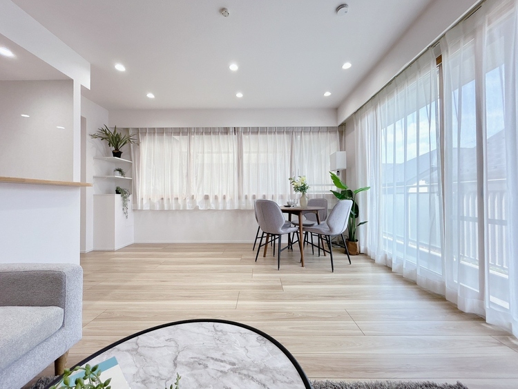 居間 快適に過ごす毎日を求めて、暮らしの中でご自身の「マイホーム」に創り上げてください。