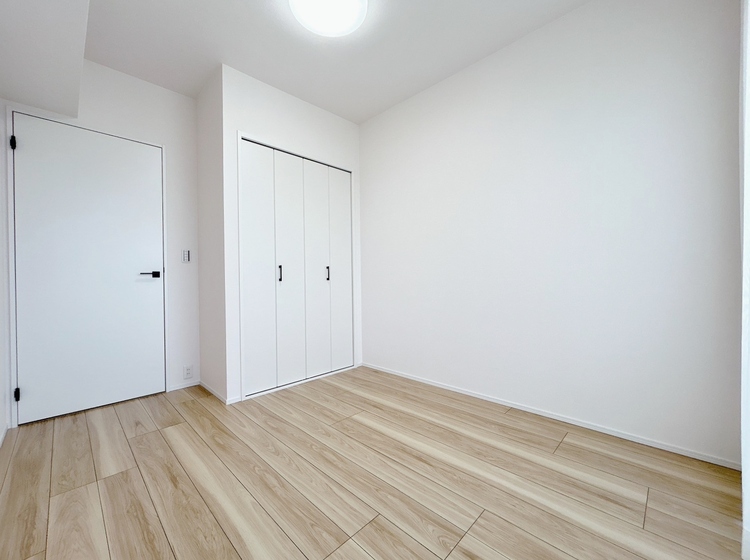 寝室 ベッドも十分に設置するスペースがあります。