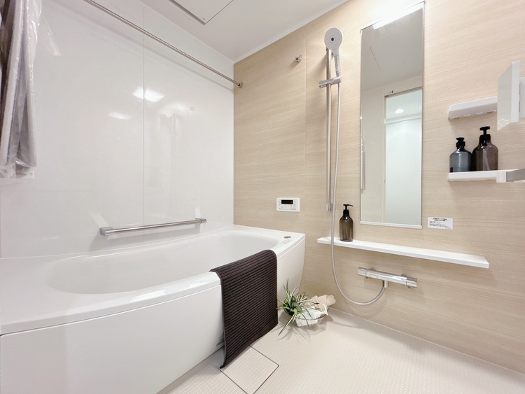 風呂 一日の疲れを癒すバスルームは、心地よいリラックスを叶える清潔感溢れる空間です。