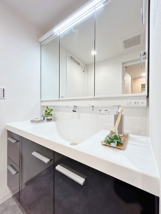 洗面 何かと物が増える場所だからこそ、スッキリと見映えの良い空間に。