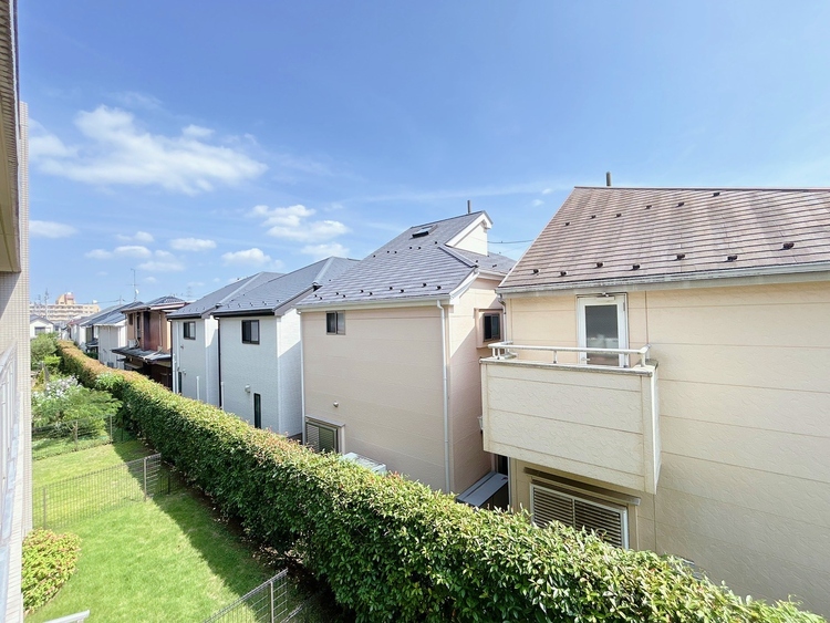 バルコニー 窓を開けると広がる青空。心をリフレッシュして日々を過ごしていきましょう。