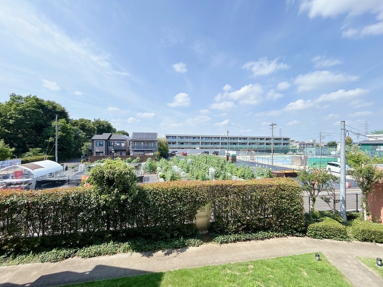 バルコニー 頬をなでる、優しい風を感じることが出来ます。