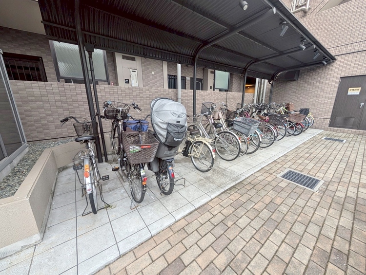 設備 きちんと整備された駐輪場。住む方の心遣いが感じられます。
