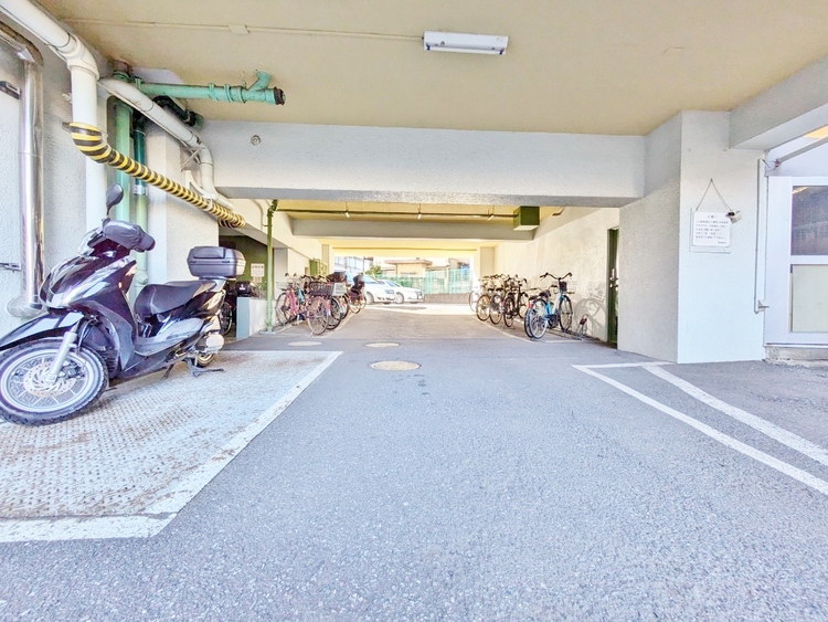 設備 整理整頓された駐輪場で、管理体制の良好さがうかがえます。