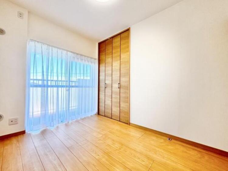 内装 窓から注がれる光で家族とのコミュニケーションも明るくなりそうな居室です。