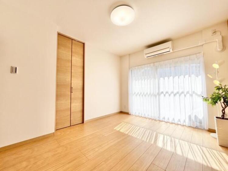 内装 暖かいひだまりを全身で感じ取れる室内。ひかりあふれる空間で子育てをするよろこび。ゆとりある暮らしと心地よい住環境が紡ぐ贅沢な時間をご家族でお過ごしくださいませ。