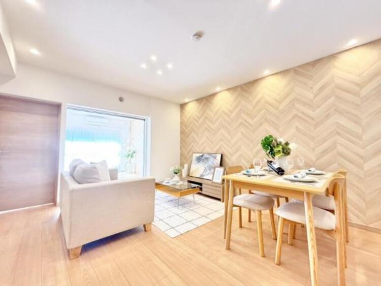 居間 落ち着きのあるリビングです。お友達が遊びに来た時にも使えますし、ちょっと疲れた時にお昼寝できるのも嬉しいですね。