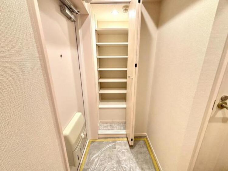 収納 背の高い大型のシューズボックスには靴やブーツなどがたくさん収納可能。